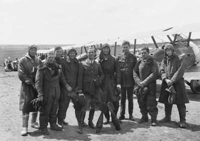 Gli ufficiali del Volo A, No. 4 Squadron, Corpo Volante Australiano (AFC), in completo equipaggiamento di volo davanti a una fila di aerei Sopwith Camel, 16 giugno 1918 da Australian Photographer