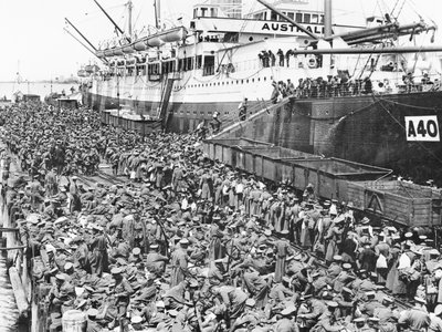 Truppe che si imbarcano a Port Melbourne su A40 HMAT Ceramic, 1915 da Australian Photographer