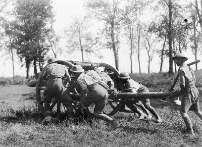 Membri non identificati della 7ª Brigata, Artiglieria da Campo australiana che trasportano uno dei loro cannoni in posizione vicino a Gressaire Wood, per assistere l