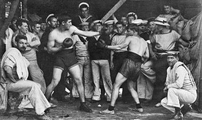 Marinai non identificati che guardano un incontro di boxe tra loro a bordo dell