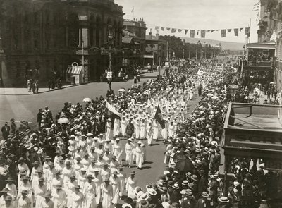 Donne che tengono una marcia per il Giorno della Pace lungo King William Street, Adelaide, Australia Meridionale, novembre 1918 da Australian Photographer