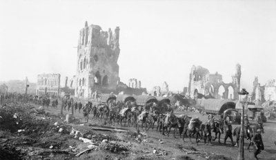 Ypres, Belgio. 18 ottobre 1917. Muli da soma che portano rifornimenti con la fanteria. Nota gli edifici danneggiati dai proiettili sullo sfondo, 18 ottobre 1917 da Australian Photographer