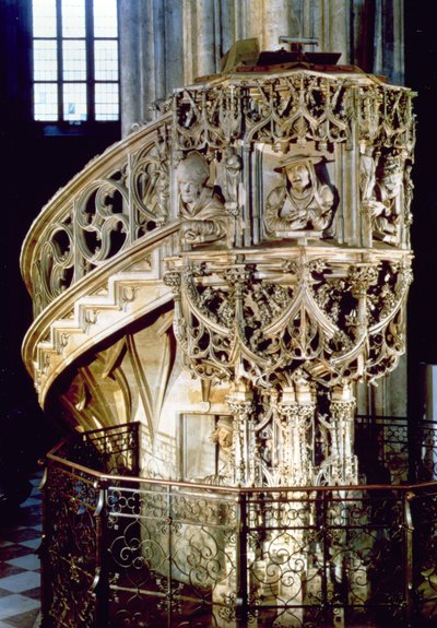 Pulpito dei Pellegrini, decorato con busti dei Quattro Padri della Chiesa, teologi che rappresentano i quattro temperamenti fisiognomici, lo scultore stesso guarda da una finestra sottostante, di Anton Pilgr da Austrian School