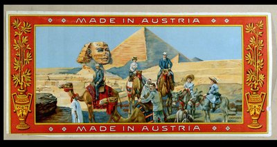 Turisti alle piramidi in Egitto, etichetta da una scatola di fez, c.1914 da Austrian School