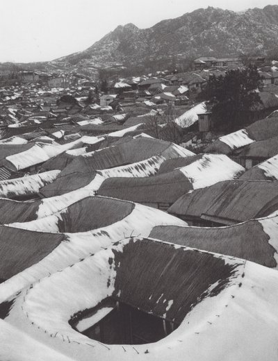 Giappone: Kai-syong, Vista di una piccola città coreana in inverno da Axel von Graefe