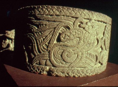 Urna con serpente piumato da Aztec