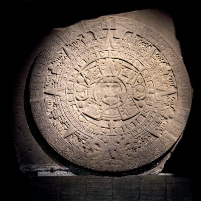 Civiltà precolombiana: il calendario azteco (Pietra del Sole): disco di pietra di 3 m di diametro che rappresenta il calendario azteco e la cosmogonia, al centro è rappresentata la divinità del Sole Tonatiuh, proveniente da Tenochtitlan - Città del Messico da Aztec Aztec