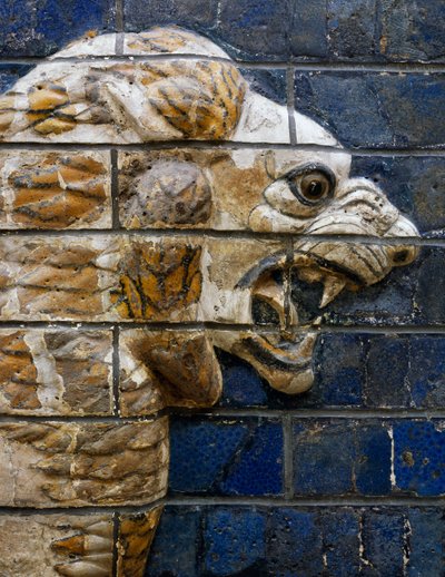 Testa di leone (dettaglio), mattoni smaltati raffiguranti animali mitologici che adornavano la Via Processionale verso la Porta di Ishtar a Babilonia durante il regno di Nabucodonosor II (604-562 a.C.). Civiltà babilonese, VII-VI secolo a.C. da Babylonian
