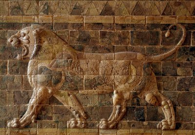 La Via Processionale di Babilonia eretta sotto il regno di Nabucodonosor II (605-562 a.C.): dettaglio della Porta di Ishtar che raffigura un leone a mosaico di mattoni. Babilonia, Iraq. Parigi, Museo del Louvre da Babylonian