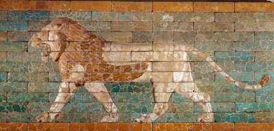 La Via Processionale di Babilonia eretta sotto il regno di Nabucodonosor II (605-562 a.C.): dettaglio della Porta di Ishtar raffigurante un leone in mosaico di mattoni. Babilonia, Iraq. Parigi, Museo del Louvre da Babylonian