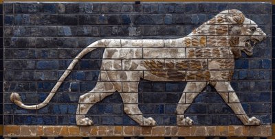 La Via Processionale di Babilonia eretta sotto il regno di Nabucodonosor II (605-562 a.C.): dettaglio della Porta di Ishtar raffigurante un leone a mosaico di mattoni. Babilonia - Museo Archeologico di Istanbul da Babylonian