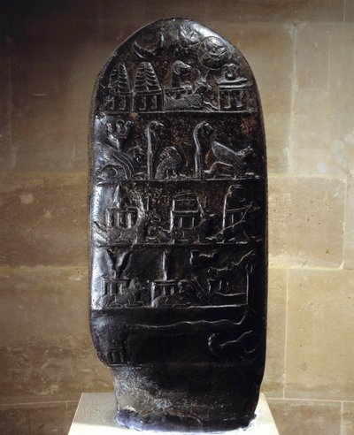 Antichità orientale: stele (o kudurru, supporto di donazione terriera) in calcare nero scolpito con bassorilievi del re Meli-Shipak II (1186-1172 a.C.) a favore di suo figlio Marduk-apla-iddina. Rappresentano le grandi divinità. Dal sito di Su da Babylonian