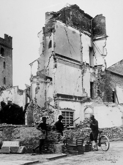 I bombardamenti di Sermide. Tre persone davanti a un gruppo di case bombardate da Baccarini and Porta