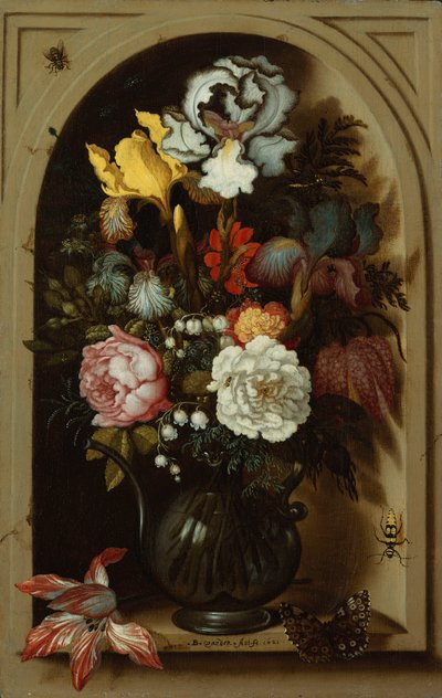 Iris, rose, mughetti e altri fiori in un vaso di vetro in una nicchia da Balthasar van der Ast