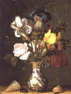 Iris, rose e altri fiori in un vaso di porcellana con conchiglie da Balthasar van der Ast