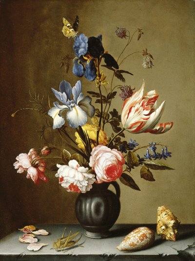 Iris, rose, aquilegia, giacinto e un tulipano in una brocca di ceramica nera, con conchiglie e una cavalletta su un ripiano di pietra da Balthasar van der Ast