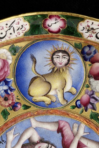 Ciotola con coperchio, piattino e cucchiaio con decorazione astrologica, inizio XIX secolo da Baqir