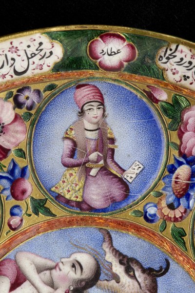Ciotola con coperchio, piattino e cucchiaio con decorazione astrologica, inizio XIX secolo da Baqir