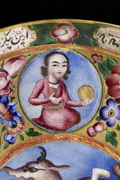 Ciotola con coperchio, piattino e cucchiaio con decorazione astrologica, inizio XIX secolo da Baqir