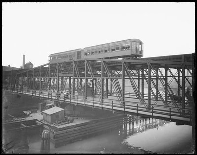 Treno sopraelevato che attraversa il ponte di Wells Street, Chicago, Illinois, USA, c.1905 da Barnes and Crosby