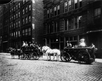 Autopompe fuori dalla Caserma dei Pompieri n. 40, Chicago, Illinois, USA, c.1905 da Barnes and Crosby