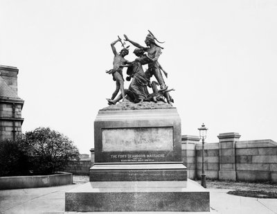Monumento al Massacro di Fort Dearborn a Calumet Street e 18th Avenue, Chicago, Illinois, USA, c.1900 da Barnes and Crosby