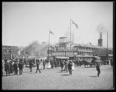 Nave passeggeri Christopher Columbus attraccata ai Goodrich Docks, Chicago, Illinois, USA, c.1905 da Barnes and Crosby