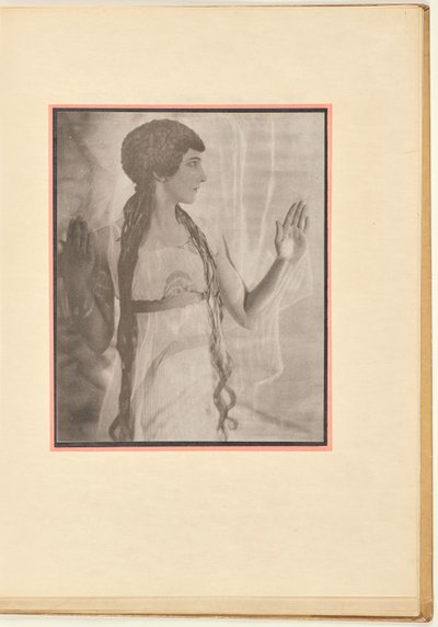 [Danzatrice come ninfa, con le braccia alzate]. da Baron Adolf De Meyer