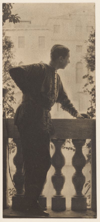 [Autoritratto] / [Adolf de Meyer sul balcone di Palazzo Balbi-Valier, Venezia, Italia]. da Baron Adolf De Meyer