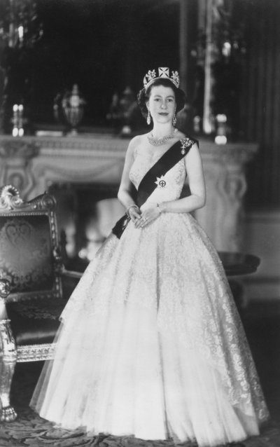 Sua Maestà la Regina Elisabetta II a Buckingham Palace, 12 marzo 1953 da Baron Sterling Henry Nahum