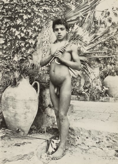 [Ragazzo in giardino] da Baron Wilhelm von Gloeden