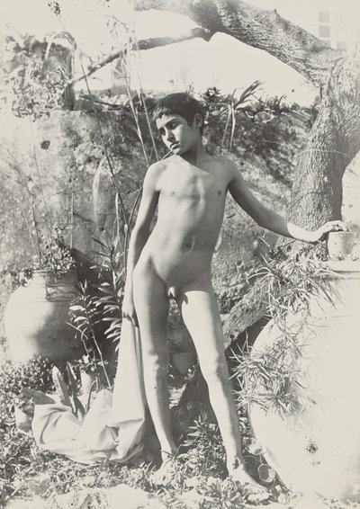 [Giovane nudo in giardino] da Baron Wilhelm von Gloeden