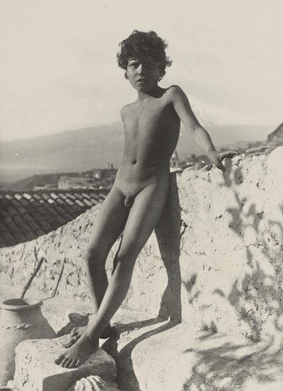 [Giovane nudo in piedi] da Baron Wilhelm von Gloeden