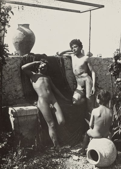 [Tre ragazzi in un giardino] da Baron Wilhelm von Gloeden