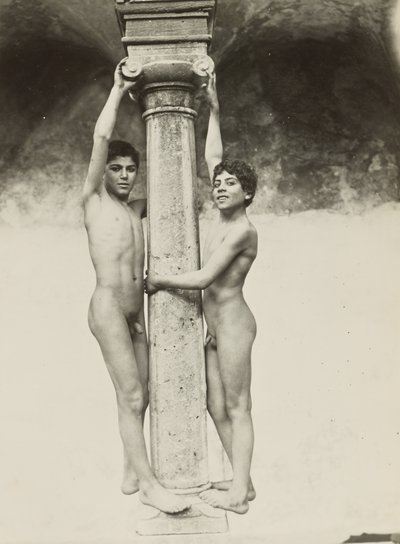 [Due ragazzi aggrappati a una colonna] da Baron Wilhelm von Gloeden
