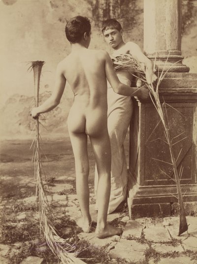 Senza titolo [Due giovani maschi che tengono in mano delle fronde di palma]. da Baron Wilhelm von Gloeden