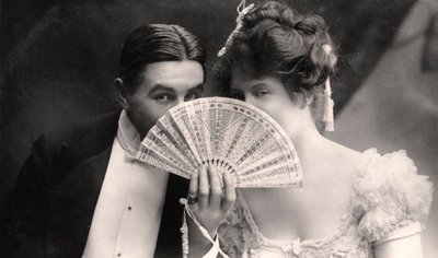 Billie Burke e Farren Soutar in una scena da La Belle di Mayfair da Bassano Studio