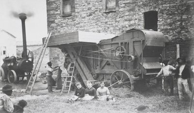 Macchina per la trebbiatura a vapore, Mons, 1883 da Belgian Photographer