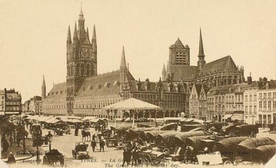 La Grand Place nel giorno di mercato, Ypres, Belgio da Belgian Photographer