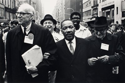 Dr. Benjamin Spock, Dr. King e Monsignor Rice di Pittsburgh marciano nella Parata del Giorno della Solidarietà da Benedict J. Fernandez