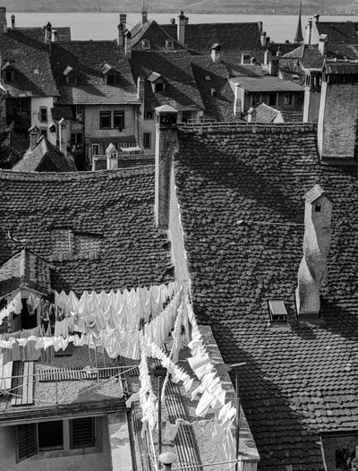 Tetti a spiovente e biancheria stesa ad asciugare su antiche case di villaggio italiane da Bernard F. Rogers