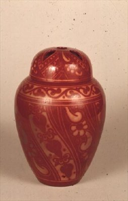 Pot pourri e coperchio in rame lustro, c.1905-15 da Bernard Moore