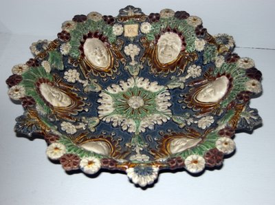 Piatto con facce grottesche (maiolica) da Bernard Palissy
