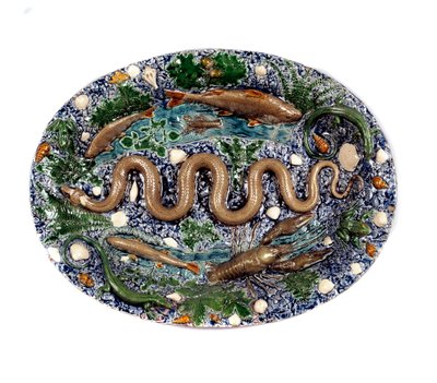 Piatto decorato con figurine rustiche chiamato 