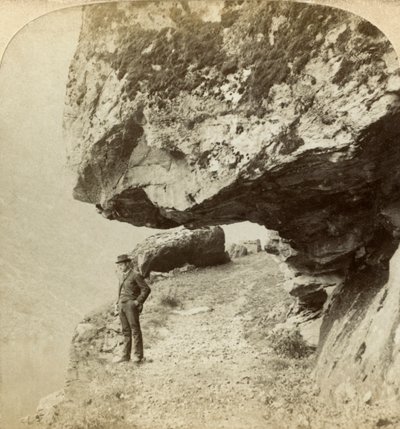 Uomo su una scogliera che domina il Naeroyfjord, Sogne, Norvegia da Bert Underwood