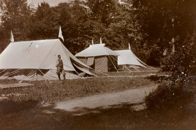Album della Prima Guerra Mondiale in Friuli-Venezia Giulia: tende di accettazione, chirurgia e medicazione davanti a Villa Brazzà, sede del 17º Ospedale di guerra a Soleschiano Manzano, foto scattata dal campanile della chiesa, 05/1916 (foto b/n) da Bietti Bietti