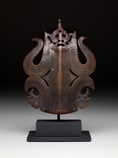 Ornamento per copricapo da guerriero: figura frontale da Bornean Bornean