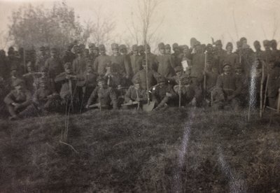 Album della Prima Guerra Mondiale in Friuli-Venezia Giulia: ritratto di gruppo dei soldati della Fanteria 112.mo con vanghe vicino al fiume Torre da Bourbon Del Monte