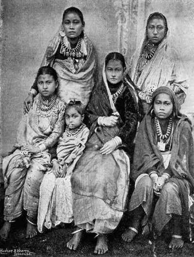 Mogli e figli dei soldati del 44° Gurkhas, 1896 da Bourne and Shepherd