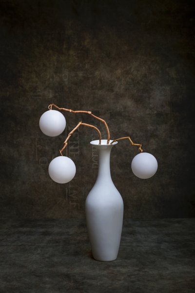 Esposizione minimalista di vasi da Brig Barkow